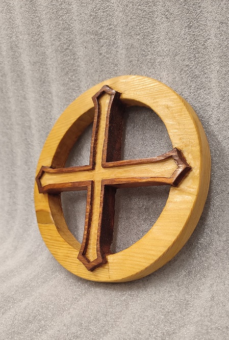 Drevený rovnoramenný kríž v kruhu